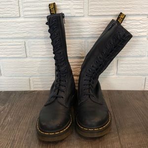 Dr Martens 14 eyelet boots *preloved